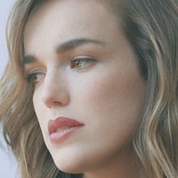 Elizabeth Henstridge Nøgen