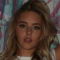Hassie Harrison Nøgen
