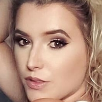 Hillary Kutschker Nøgen