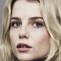 Lucy Boynton Nøgen