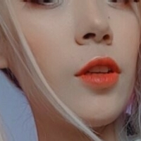 Momo Kim Lee Nøgen