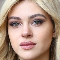 Nicola Peltz Nøgen