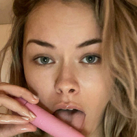 Sophie Strokes Nøgen