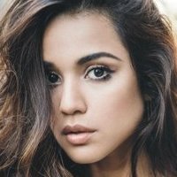 Summer Bishil Nøgen