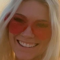 Taylor Hughs Nøgen